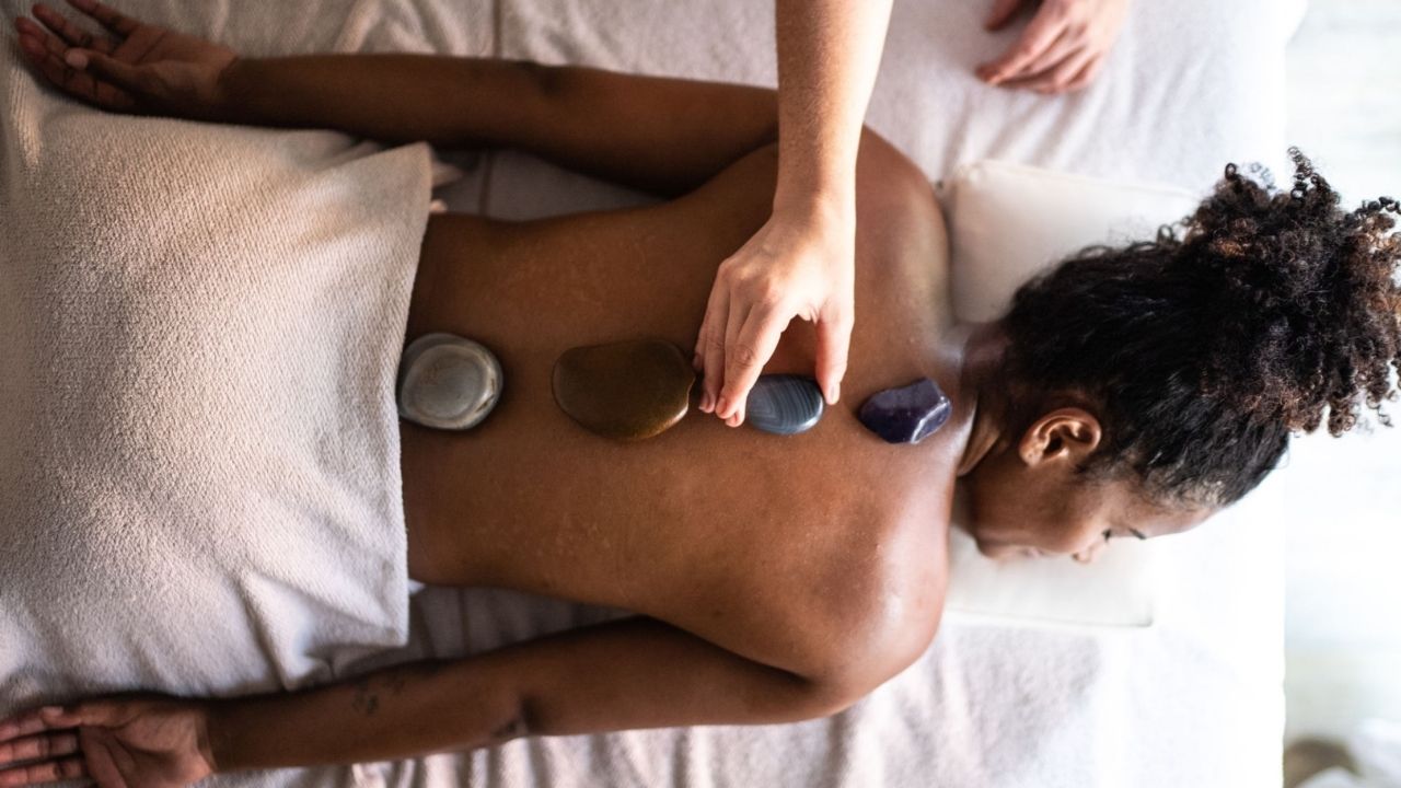 massagem-relaxante-com-pedras-quentes.jpg